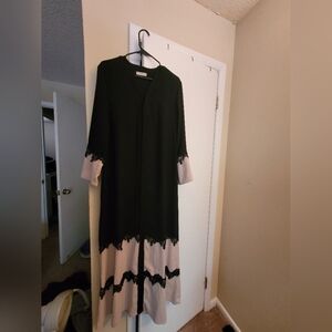 Elifnur size 40 abaya with beige trim